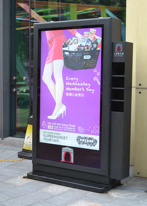 2500 nits High Brightness 65 inch Double Sided Outdoor Digital Totem , 4K Resolution
